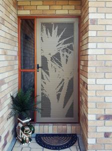 Yucca-Door-300k300